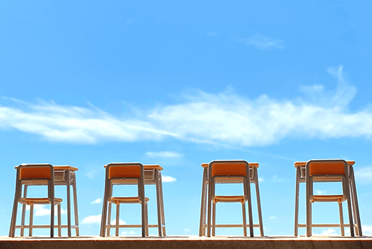 空と机